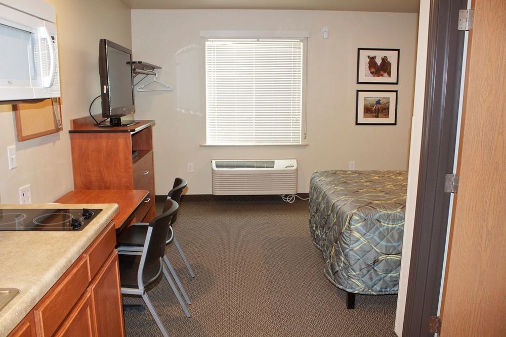 Suburban Studios Watford City Zimmer foto