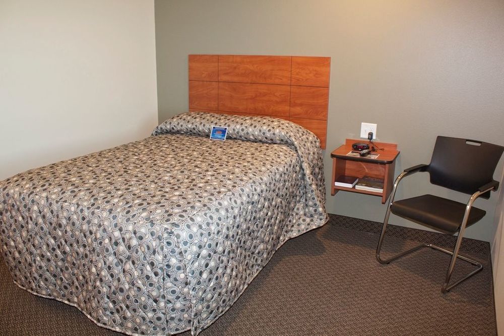 Suburban Studios Watford City Zimmer foto