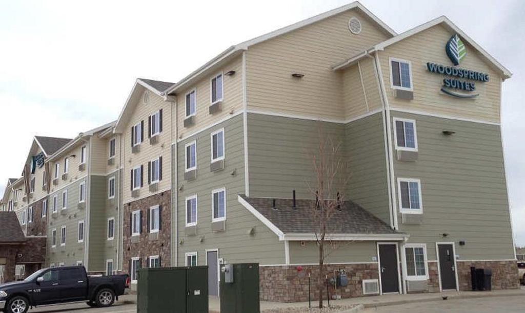 Suburban Studios Watford City Exterior foto